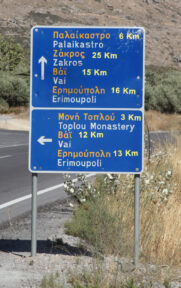 Verkeersbord met Vai recht en naar links